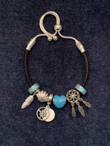 Mon bracelet d'été : coulissant cuir noir et ses charms