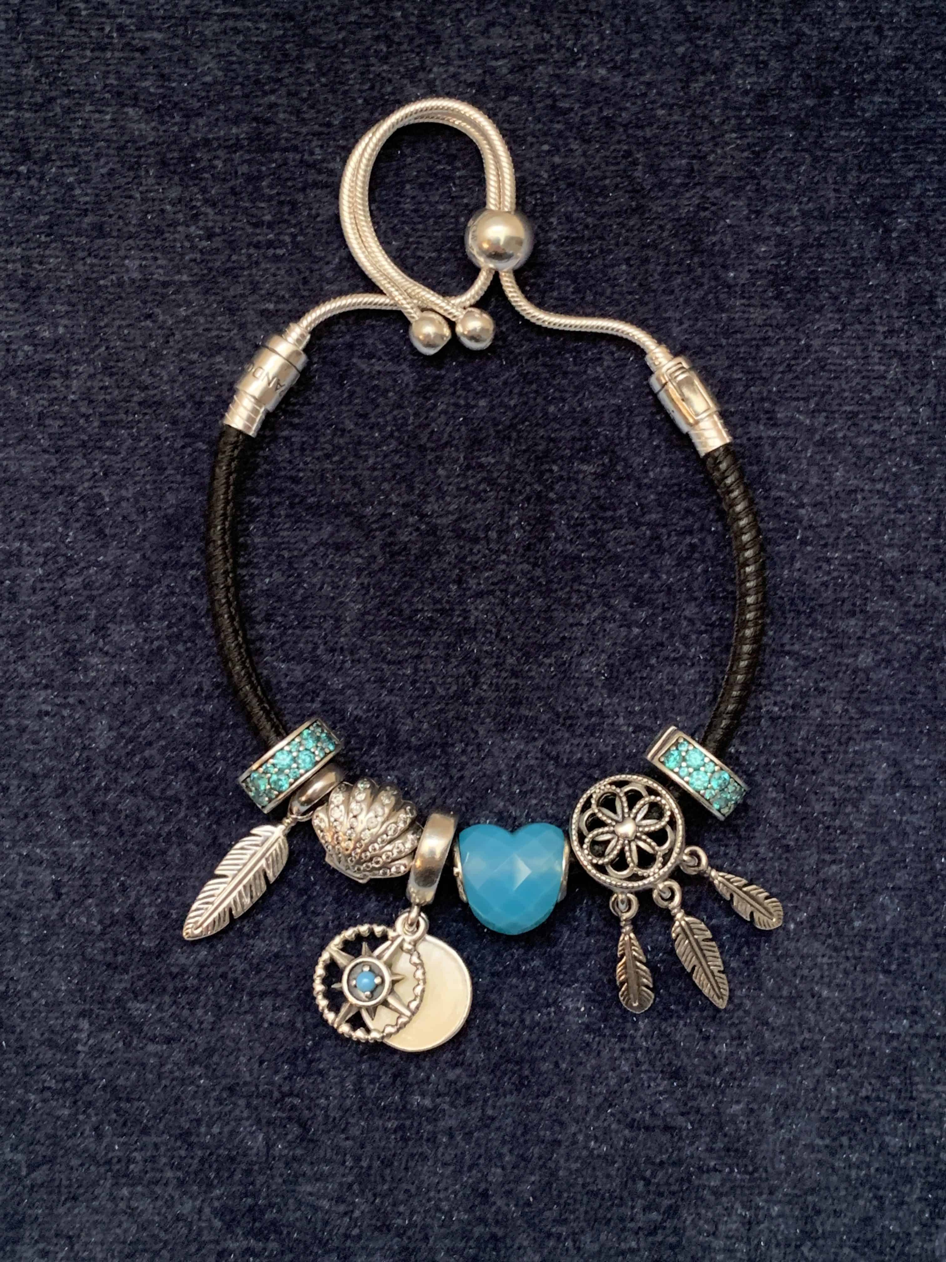 Mon bracelet Cuir Coulissant Noir et Charm bleu Mon bracelet Cuir Coulissant Noir et Charm bleu