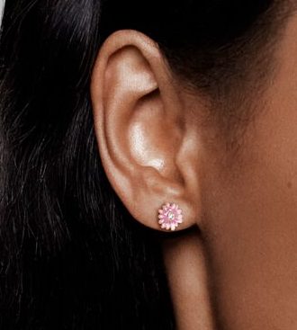 Version portée : Clous d'Oreilles Marguerite Rose 59,00 € Version portée : Clous d'Oreilles Marguerite Rose 59,00 €