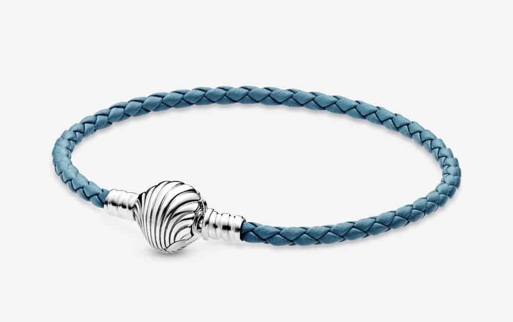 Bracelet en Cuir Tressé Turquoise Fermoir Coquillage Pandora Moments 45,00 € - 598951C01 Bracelet en Cuir Tressé Turquoise Fermoir Coquillage Pandora Moments 45,00 € - 598951C01