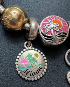 Bracelet voyage : Les charms guadeloupe et miami Bracelet voyage : Les charms guadeloupe et miami