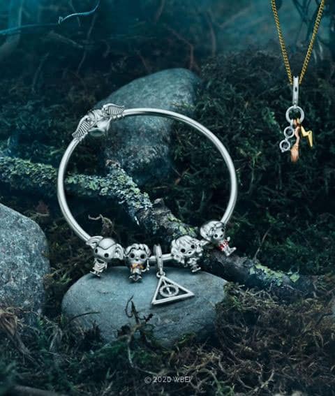 Charm les reliques de la mort avec Harry, Ron, Dobby et Hermione Charm les reliques de la mort avec Harry, Ron, Dobby et Hermione