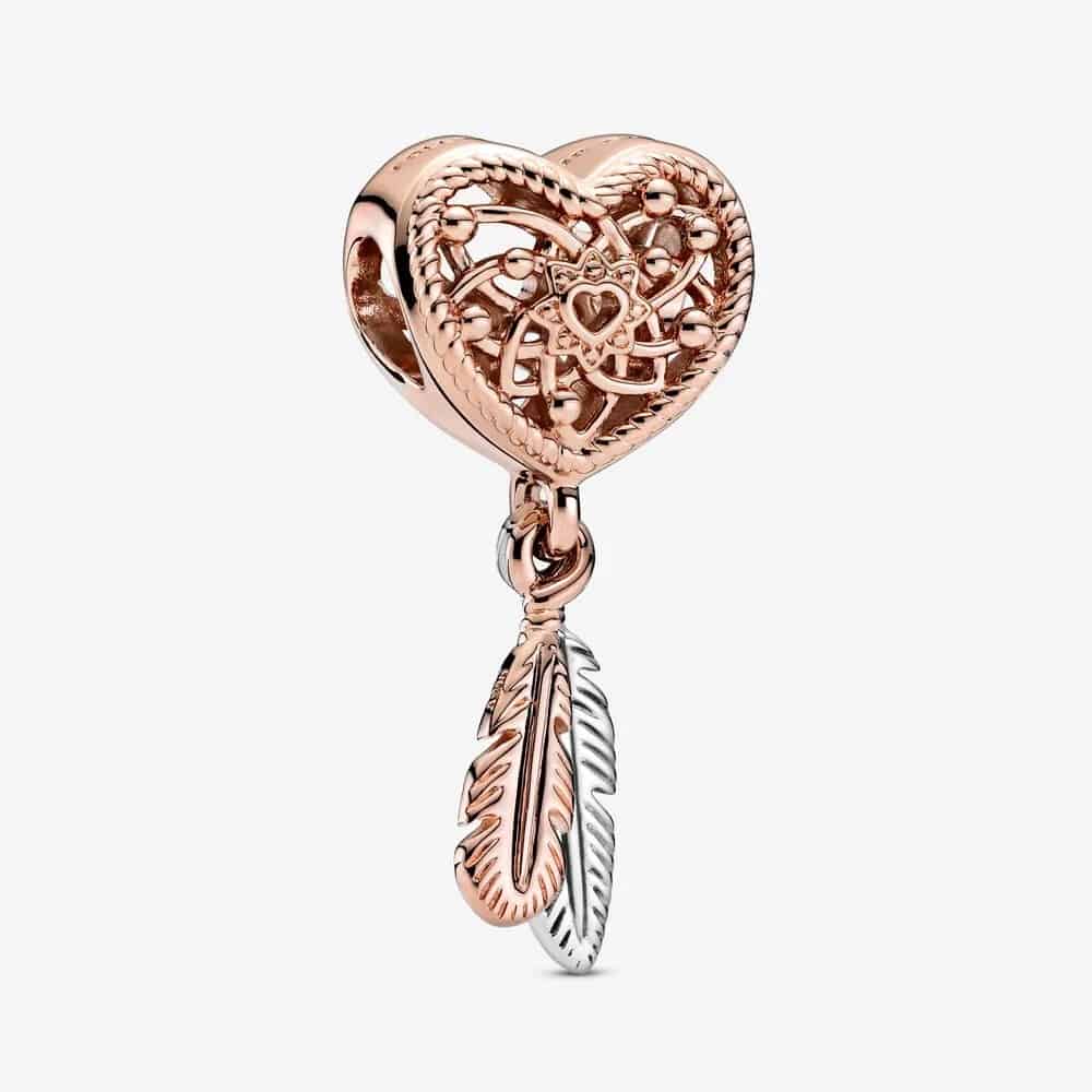 Charm Attrape-Rêves Cœur Ajouré et Duo de Plumes 55,00 € - 789068C00 Charm Attrape-Rêves Cœur Ajouré et Duo de Plumes 55,00 € - 789068C00
