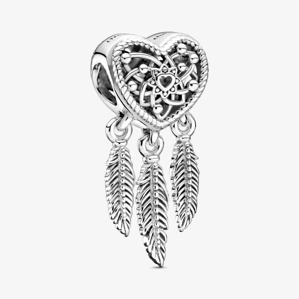 Charm Attrape-Rêves Cœur Ajouré & Trio de Plumes 49,00 € - 799107C00 Charm Attrape-Rêves Cœur Ajouré & Trio de Plumes 49,00 € - 799107C00