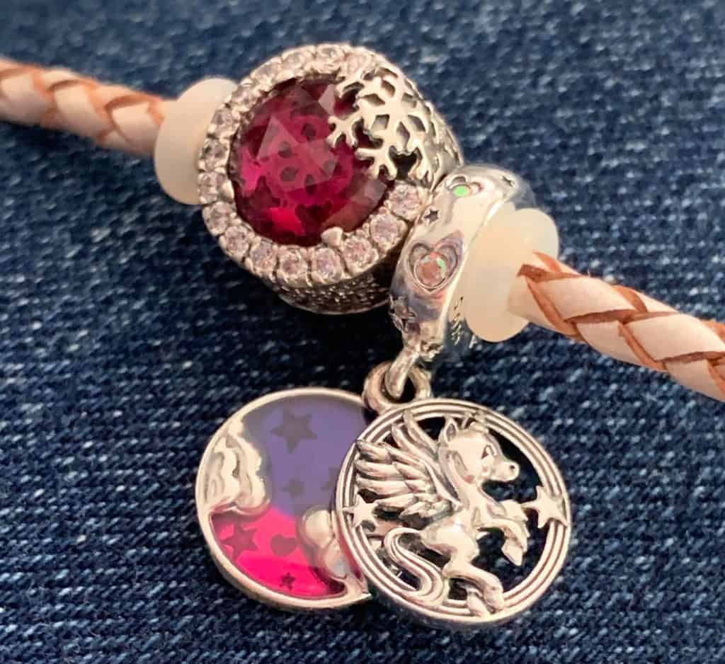 Charm licorne Double pendant 49€ Charm licorne Double pendant 49€