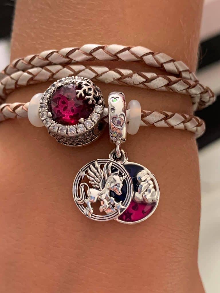 Charm licorne sur le bracelet de ma fille Charm licorne sur le bracelet de ma fille