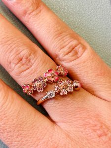 Bague fleur de pêcher portée - 188088NCCMX Bague fleur de pêcher portée - 188088NCCMX