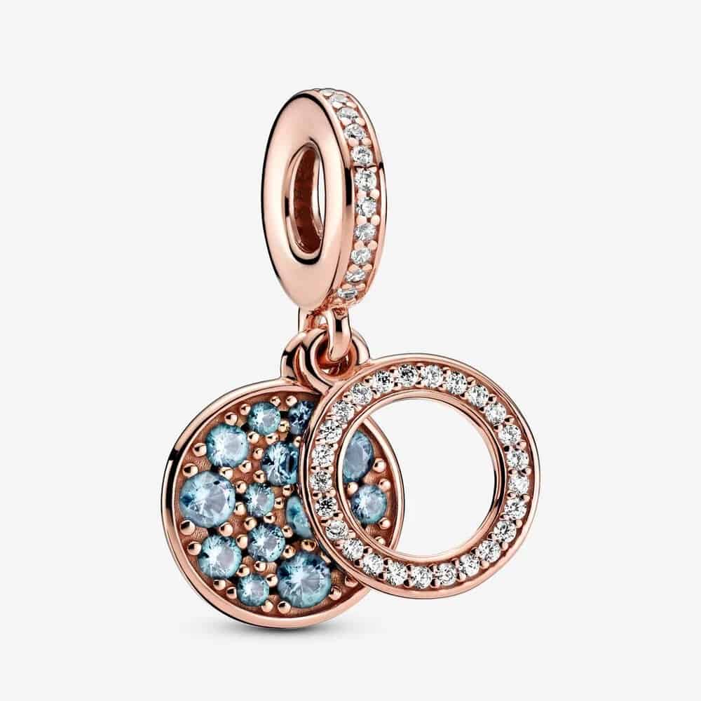 Charm Pendant Double Médaillon Bleu Clair Scintillant 69,00 € - 789186C03 Charm Pendant Double Médaillon Bleu Clair Scintillant 69,00 € - 789186C03