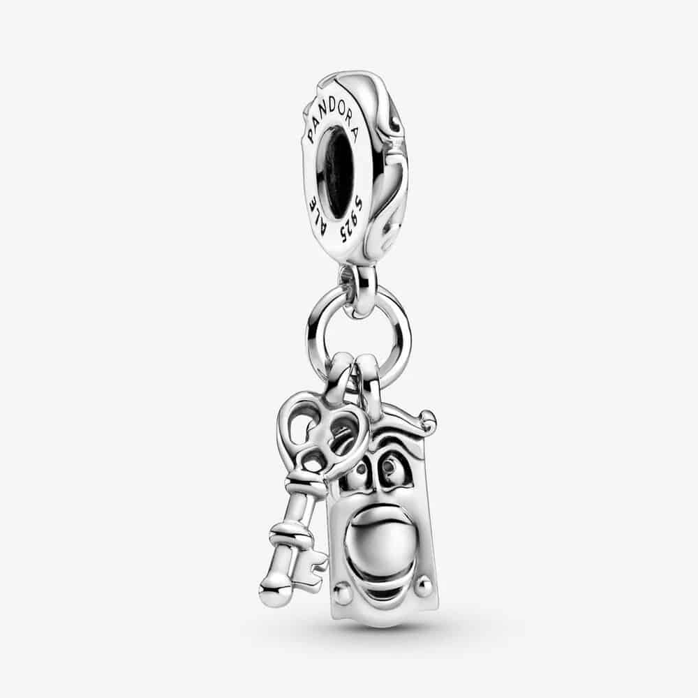 Charm Pendant Disney Alice au Pays des Merveilles Clé & Poignée de Porte 55,00 € – 799344C00 Charm Pendant Disney Alice au Pays des Merveilles Clé & Poignée de Porte 55,00 € – 799344C00