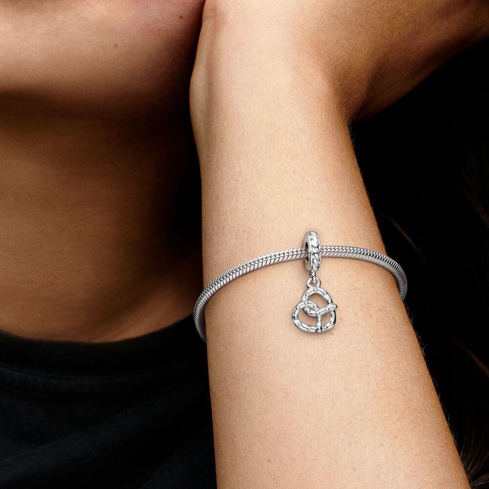 Le Charm Pendant Bretzel 35,00 € – 799393C00 Le Charm Pendant Bretzel 35,00 € – 799393C00