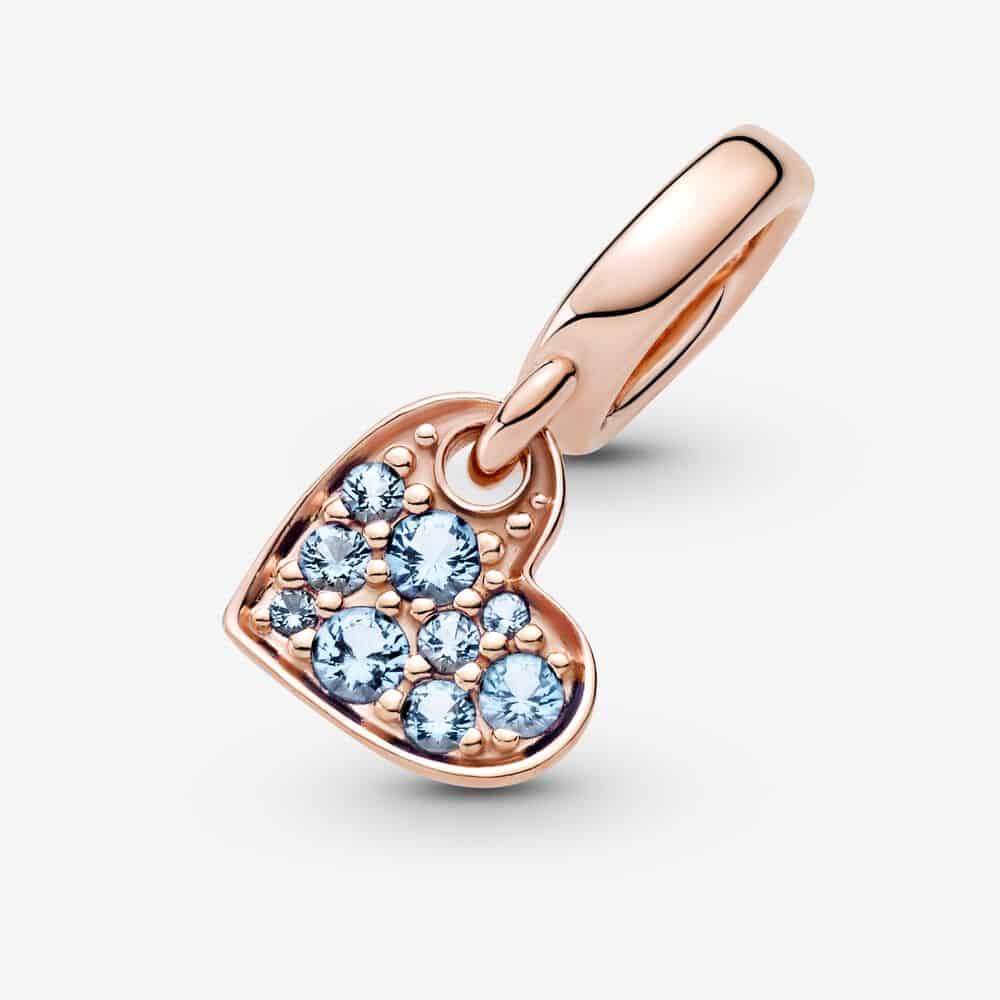 Charm Pendant Cœur Incliné Pavé Bleu Clair 39,00 € - 789404C01 Charm Pendant Cœur Incliné Pavé Bleu Clair 39,00 € - 789404C01