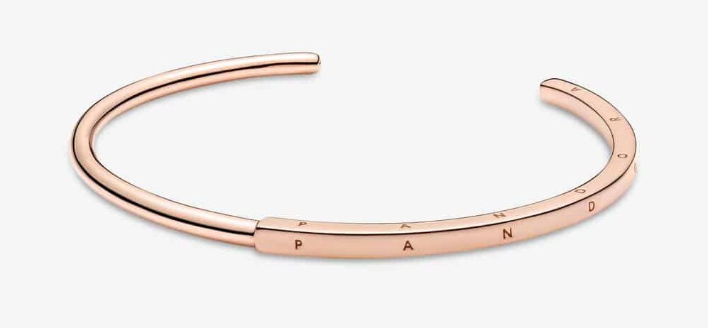 Bracelet Jonc I-D Pandora Signature Or Rose 149,00 € – 589493C00 Bracelet Jonc I-D Pandora Signature Or Rose 149,00 € – 589493C00