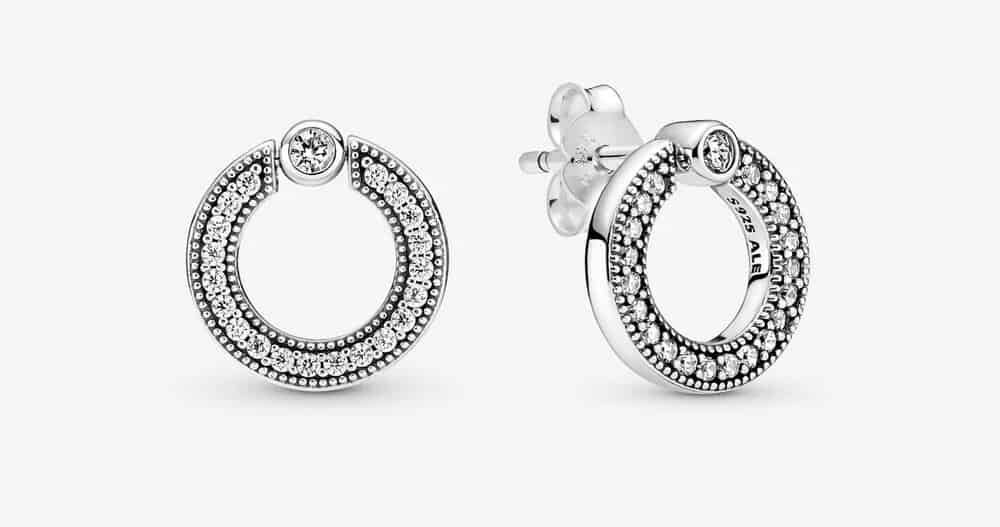 Clous d’Oreilles Réversibles Pavé et Cercle Signature 59,00 € – 299486C01 Clous d’Oreilles Réversibles Pavé et Cercle Signature 59,00 € – 299486C01