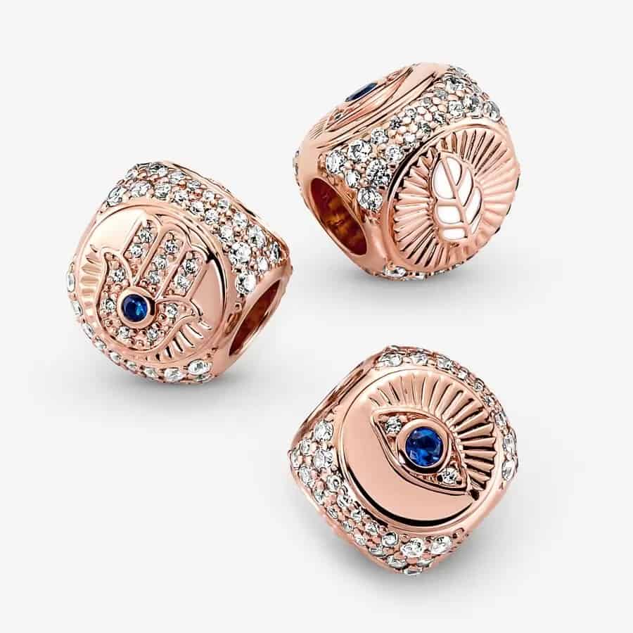 Charm à Trois Faces Main de Fatma, Œil Qui Voit Tout et Plume 79,00 € - 780101C01 Charm à Trois Faces Main de Fatma, Œil Qui Voit Tout & Plume 79,00 € - 780101C01