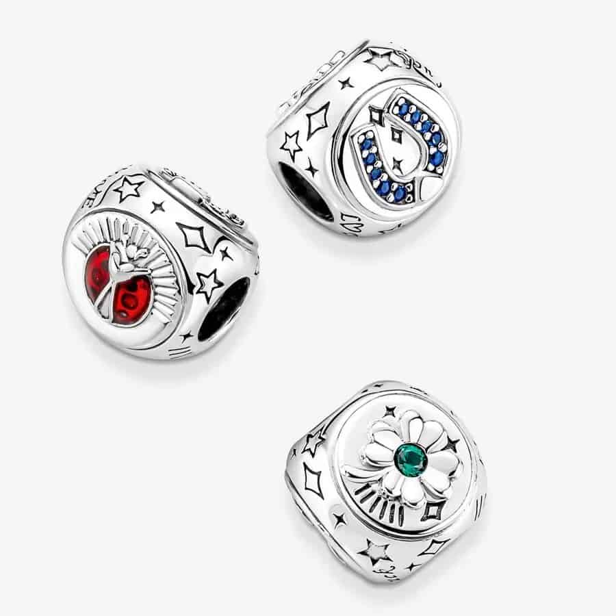 Charm à Trois Faces Trèfle à Quatre Feuilles, Fer à Cheval et Coccinelle 49,00 € - 790100C01 Charm à Trois Faces Trèfle à Quatre Feuilles, Fer à Cheval & Coccinelle 49,00 € - 790100C01