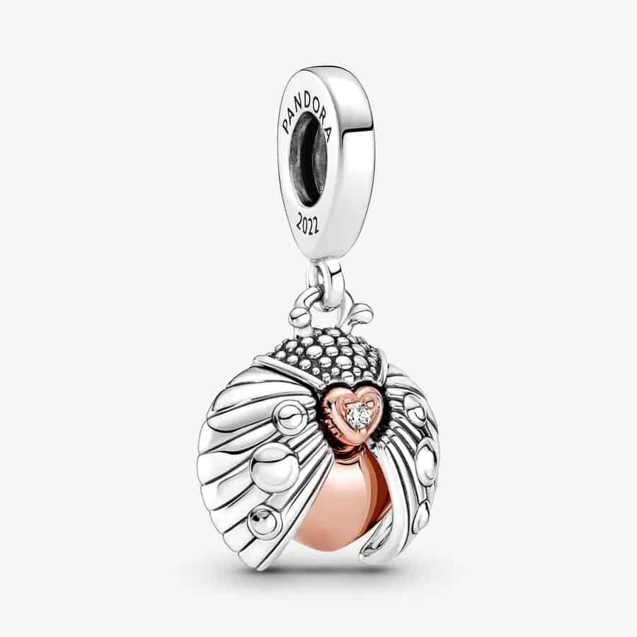 Charm Pendant Coccinelle et Cœur Club Pandora 2022 - 69,00 € - 780072C01 Charm Pendant Coccinelle & Cœur Club Pandora 2022 - 69,00 € - 780072C01