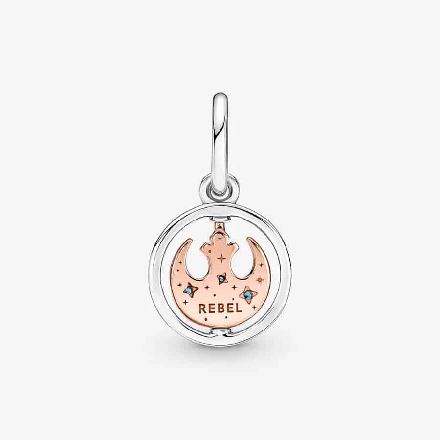 Dos du Pendentif Star Wars™ Symbole de l’Alliance Rebelle™ Pivotant 69,00 € - 390789C01 Dos du Pendentif Star Wars™ Symbole de l’Alliance Rebelle™ Pivotant 69,00 € - 390789C01