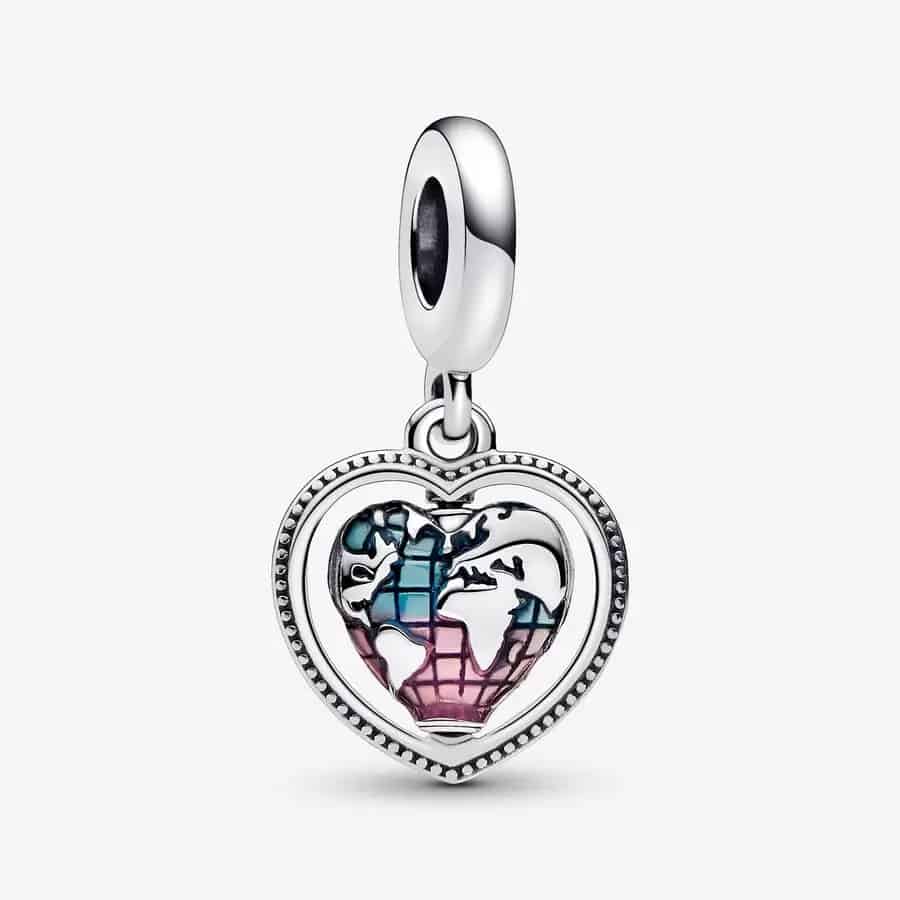 Charm Pendant Globe Cœur Pivotant Famille 49,00 € - 792240C01 Charm Pendant Globe Cœur Pivotant Famille 49,00 € - 792240C01