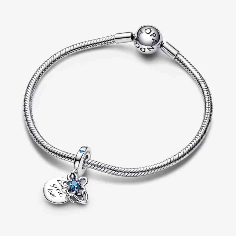 Composition avec Charm Pendant Double Fleur Éclose 59,00 € - 792293C01 Composition avec Charm Pendant Double Fleur Éclose 59,00 € - 792293C01
