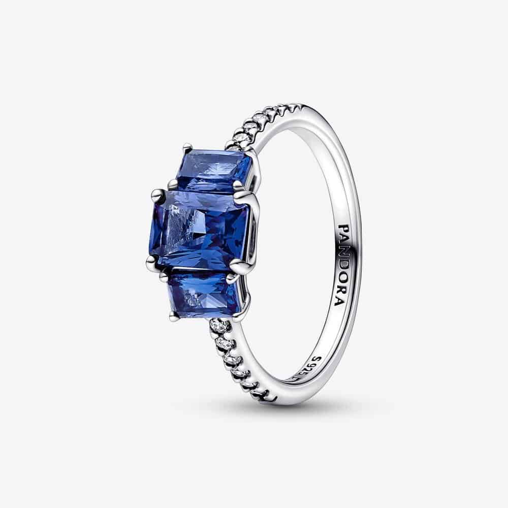 Bague Scintillante Trio de Pierres Rectangulaires Bleues 99,00 € - 192389C01 Bague Scintillante Trio de Pierres Rectangulaires Bleues 99,00 € - 192389C01