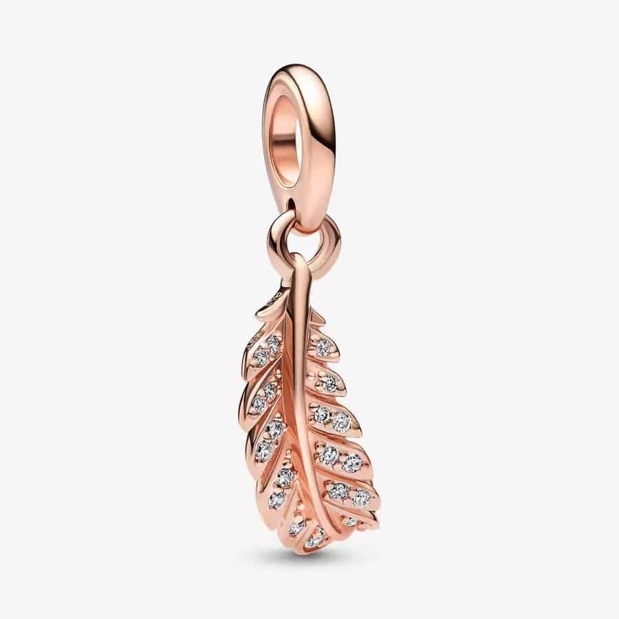 Charm Pendant Plume Courbe Flottante 59,00 € - 782578C01 Charm Pendant Plume Courbe Flottante 59,00 € - 782578C01