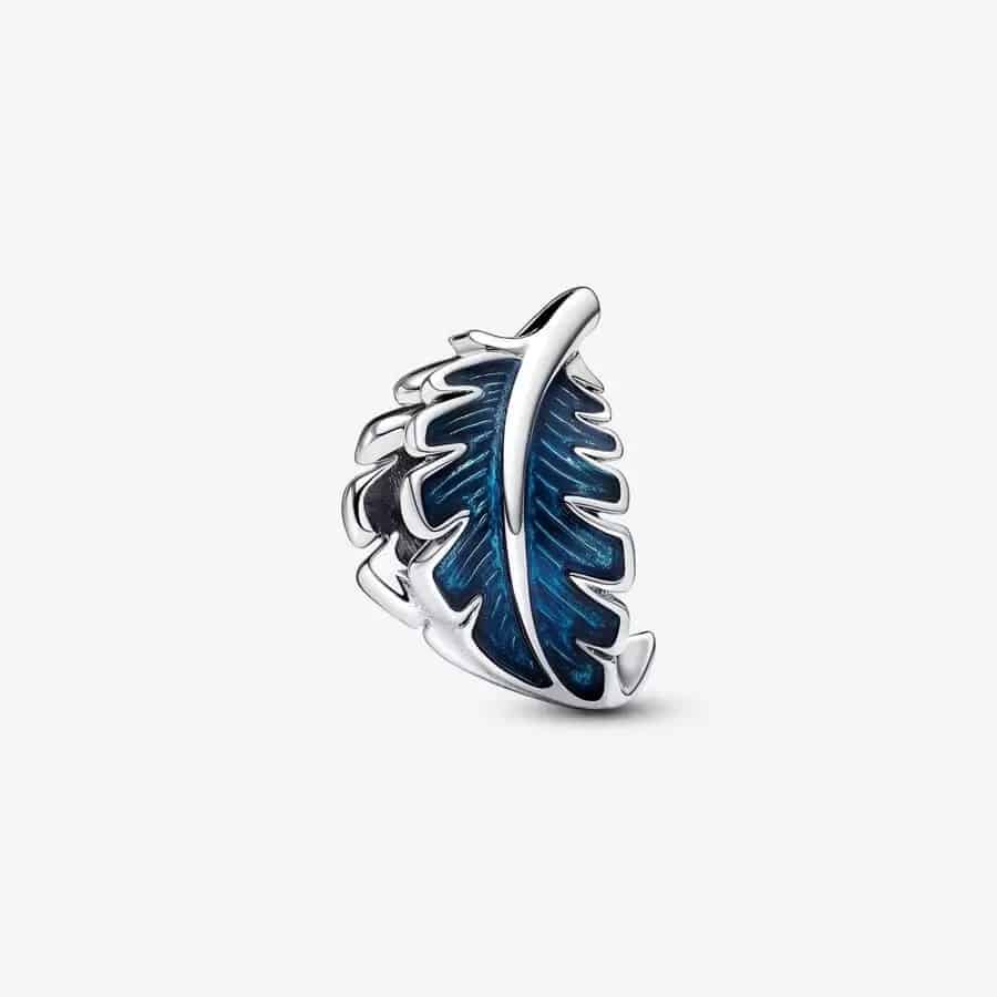 Charm Plume Courbe Bleue 39,00 € - 792576C01 Charm Plume Courbe Bleue 39,00 € - 792576C01