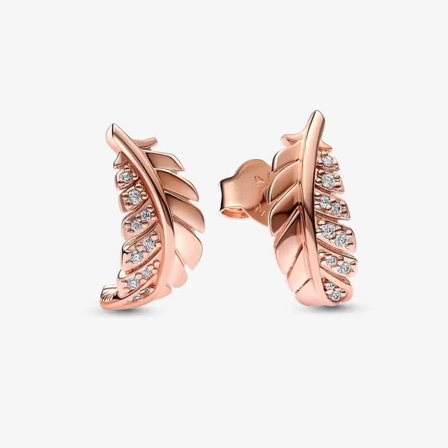 Clous d’Oreilles Plume Courbe Flottante 69,00 € - 282574C01 Clous d’Oreilles Plume Courbe Flottante 69,00 € - 282574C01