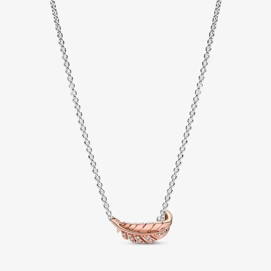Collier Plume Courbe Flottante Bicolore 79,00 € - 382575C01 Collier Plume Courbe Flottante Bicolore 79,00 € - 382575C01