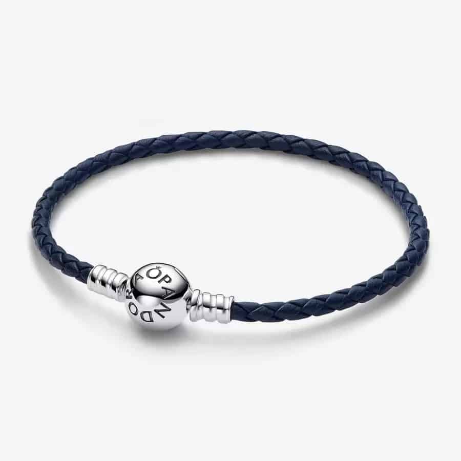 Bracelet en Cuir Tressé Bleu à Fermoir Rond Pandora Moments 49,00 € - 592790C01 Bracelet en Cuir Tressé Bleu à Fermoir Rond Pandora Moments 49,00 € - 592790C01