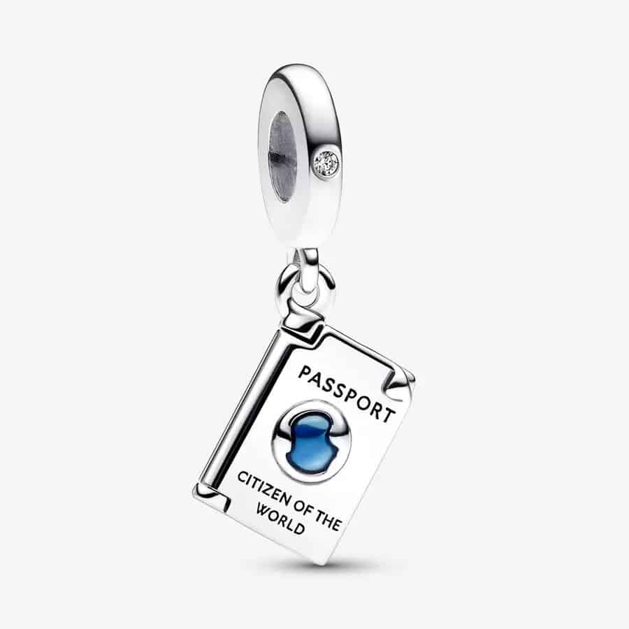 Charm Pendant Passeport Ouvrable 39,00 € - 792680C01 Charm Pendant Passeport Ouvrable 39,00 € - 792680C01