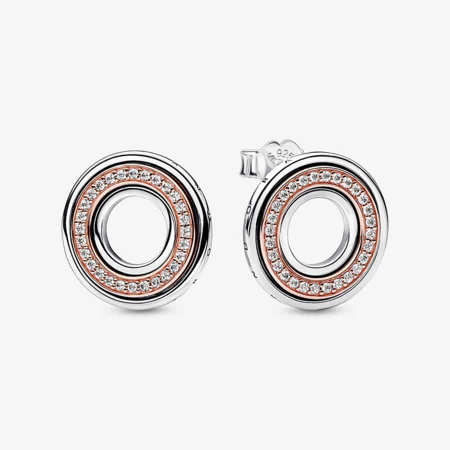 Clous d’Oreilles Signature et Pavé Bimatière Pandora Signature 79,00 € - 282780C01 Clous d’Oreilles Signature et Pavé Bimatière Pandora Signature 79,00 € - 282780C01
