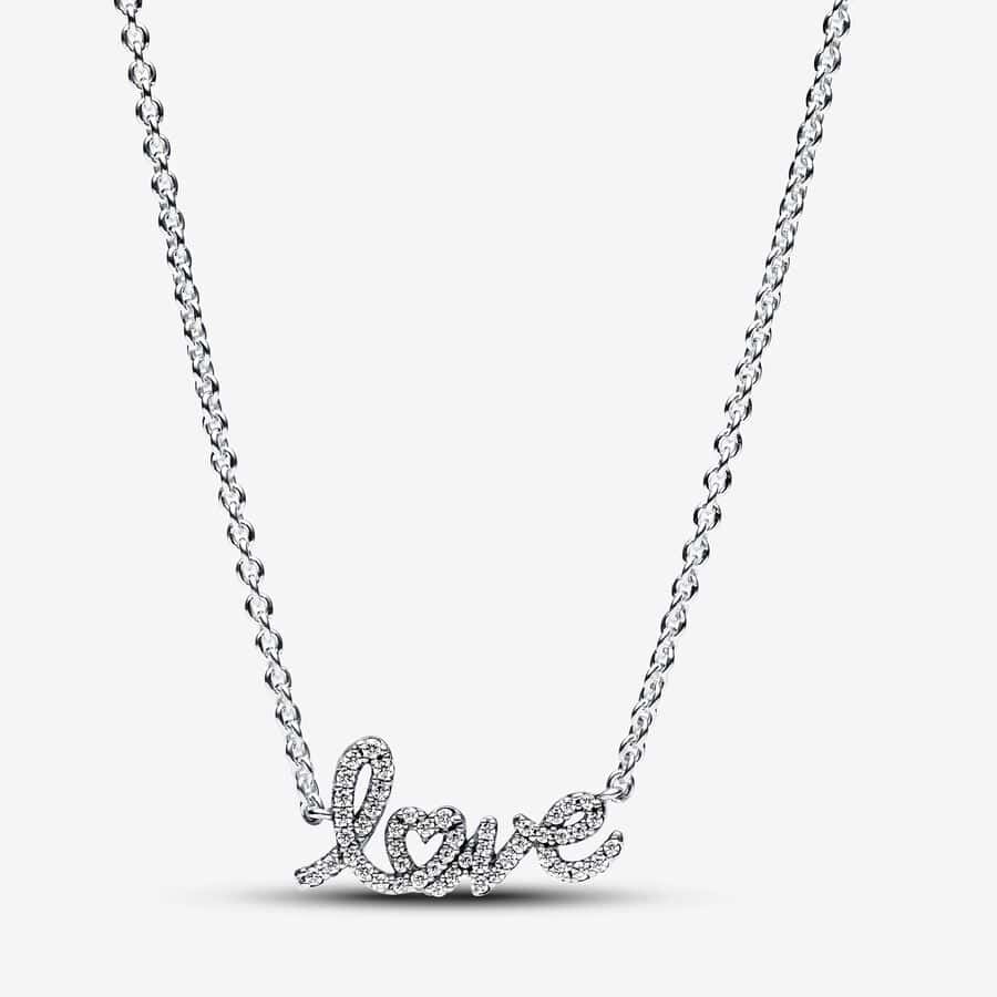 Collier Chaîne Love en Lettres Cursives Scintillant 69,00 € - 393076C01 Collier Chaîne Love en Lettres Cursives Scintillant 69,00 € - 393076C01