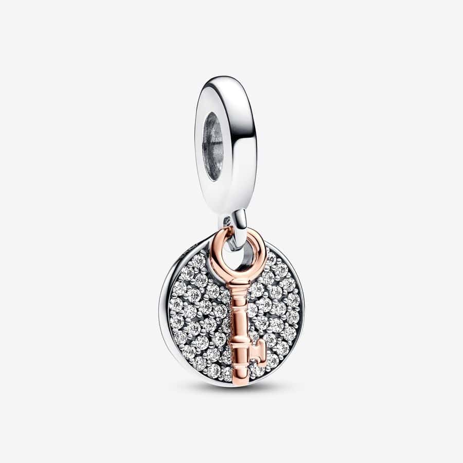Charm Pendant Double Clé du Bonheur Bicolore 59,00 € - 783236C01 Charm Pendant Double Clé du Bonheur Bicolore 59,00 € - 783236C01