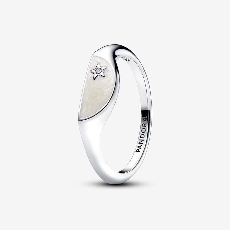 Chevalière Demi-Lune Résine Façon Émail Pandora ME 39,00 € -193325C01 Chevalière Demi-Lune Résine Façon Émail Pandora ME 39,00 € -193325C01